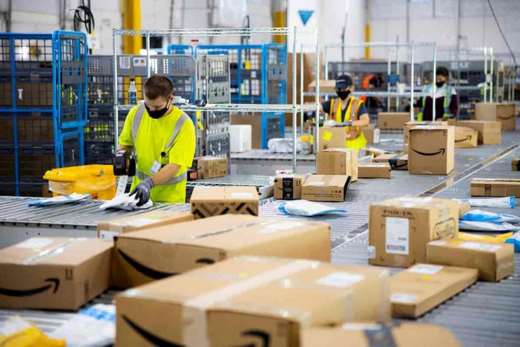 Amazon generates over $800,000 in revenue per minute, a 44% increase in a year