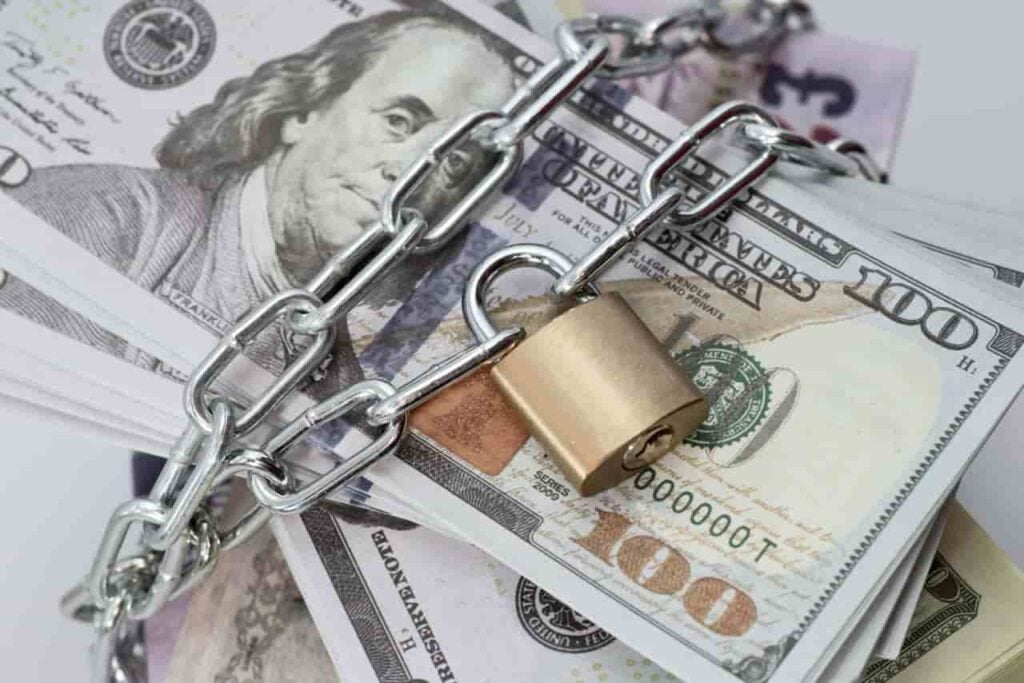 U.S. default rate on consumer loans hit highest level since 2012