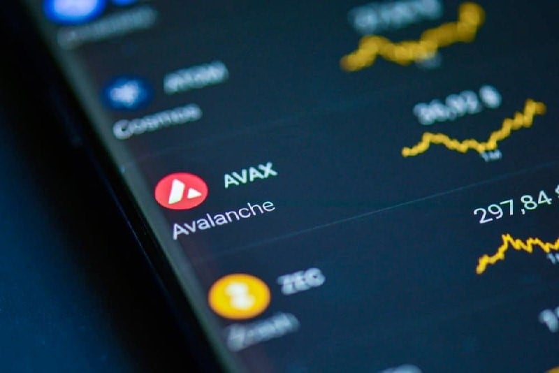 Solana vs. Avalanche Will AVAX's steady rally overtake SOL's FOMO surge