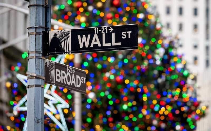 2 retail stocks to buy ahead of the holiday season this year