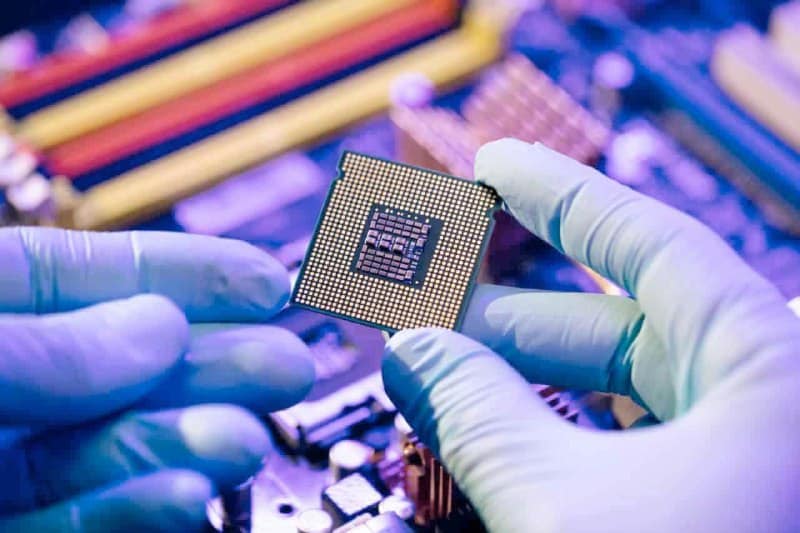 AI picks two semiconductor stocks to invest in for Q1 2025