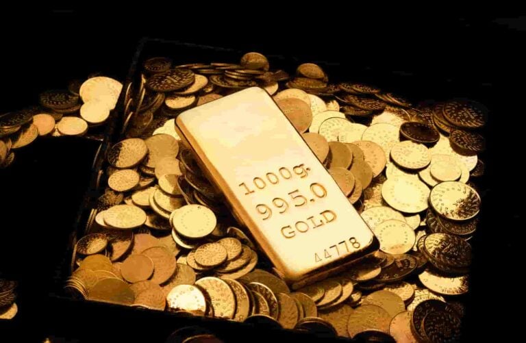 U.S. gold frenzy hits record highs as $215 billion inflows into ETFs
