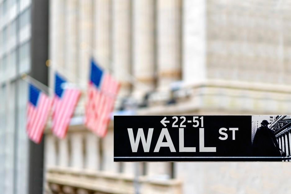 ChatGPT picks 2 stocks to buy during the February earnings season