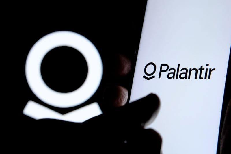 Analyst revises Palantir stock price target amid growing insider sale concerns