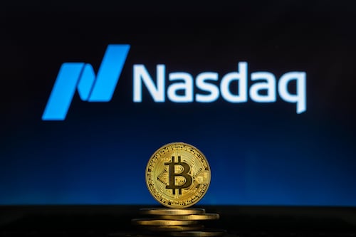 Bitcoin breaks Nasdaq correlation, and the timing is raising alarms thumbnail