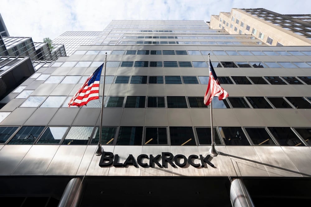 BlackRock buys over $300 million in these cryptocurrencies thumbnail