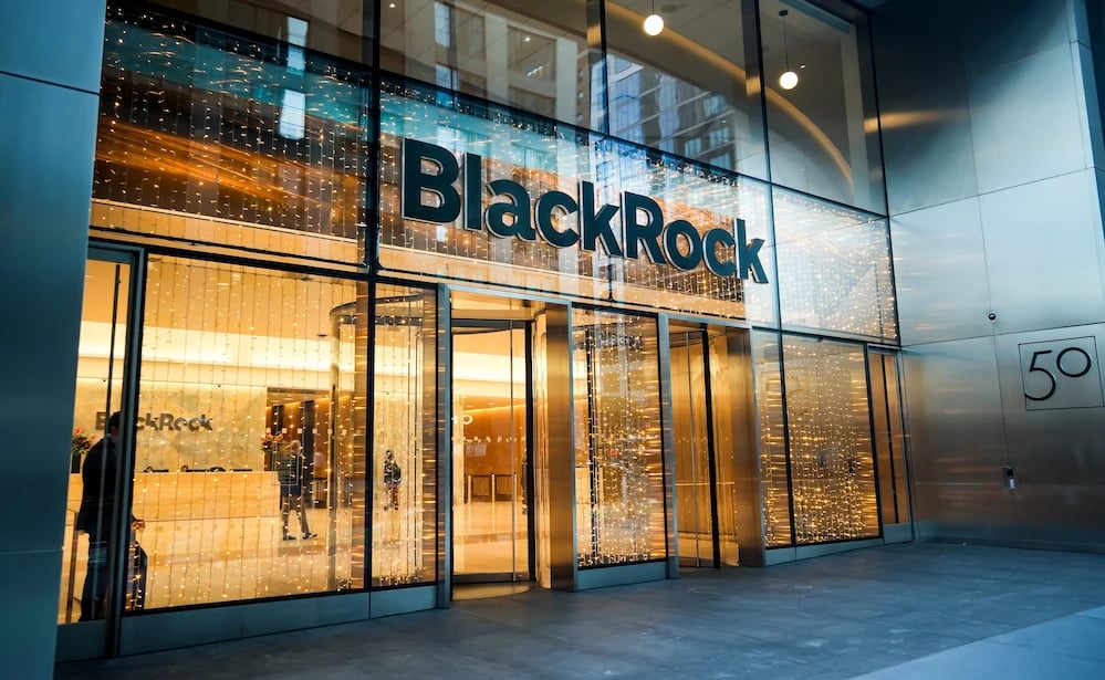 BlackRock accelerates Bitcoin selloff amid bearish sentiment thumbnail