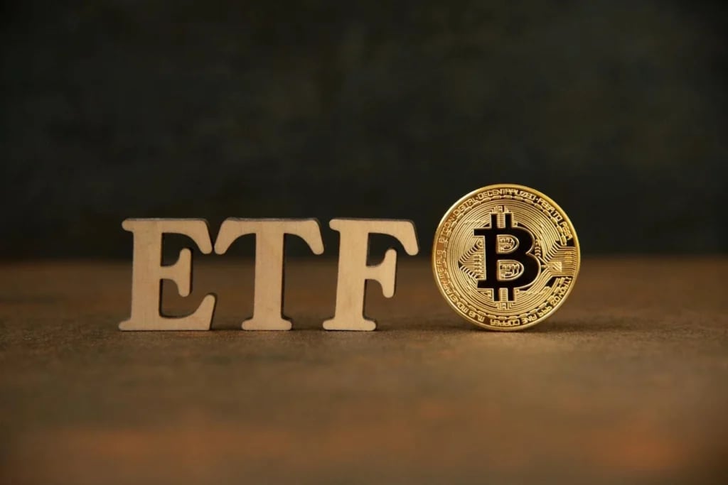 Bitcoin spot ETFs end 13 days of cash outflows thumbnail