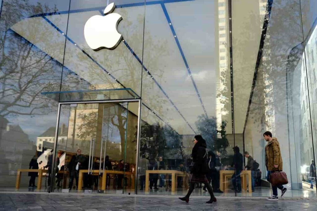 Trading expert sets date when Apple stock will crash to $245 thumbnail