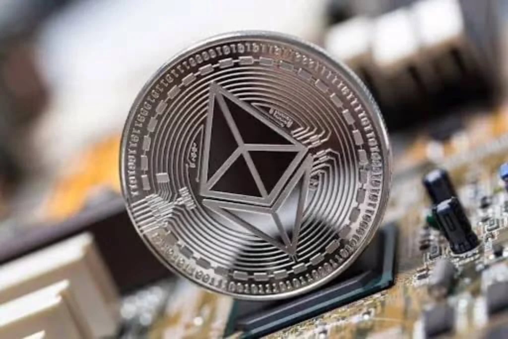 Ethereum exchange reserves fall to a fresh multi-year low - is an ETH price explosion next? thumbnail