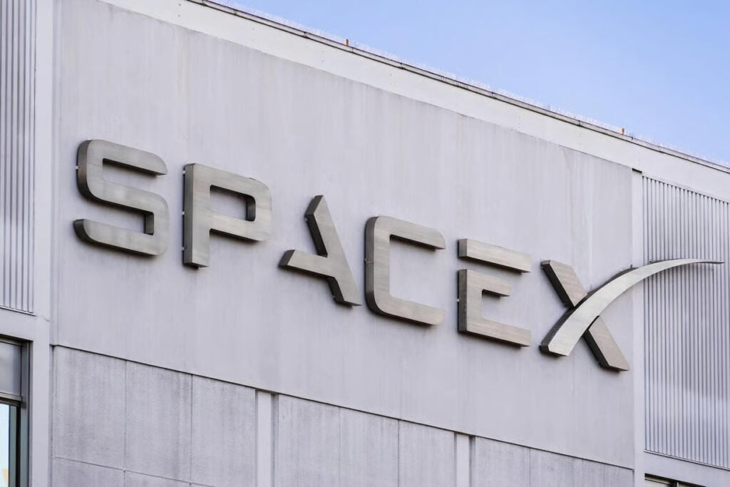 Banking giant updates SpaceX stock price target for next 12 months thumbnail