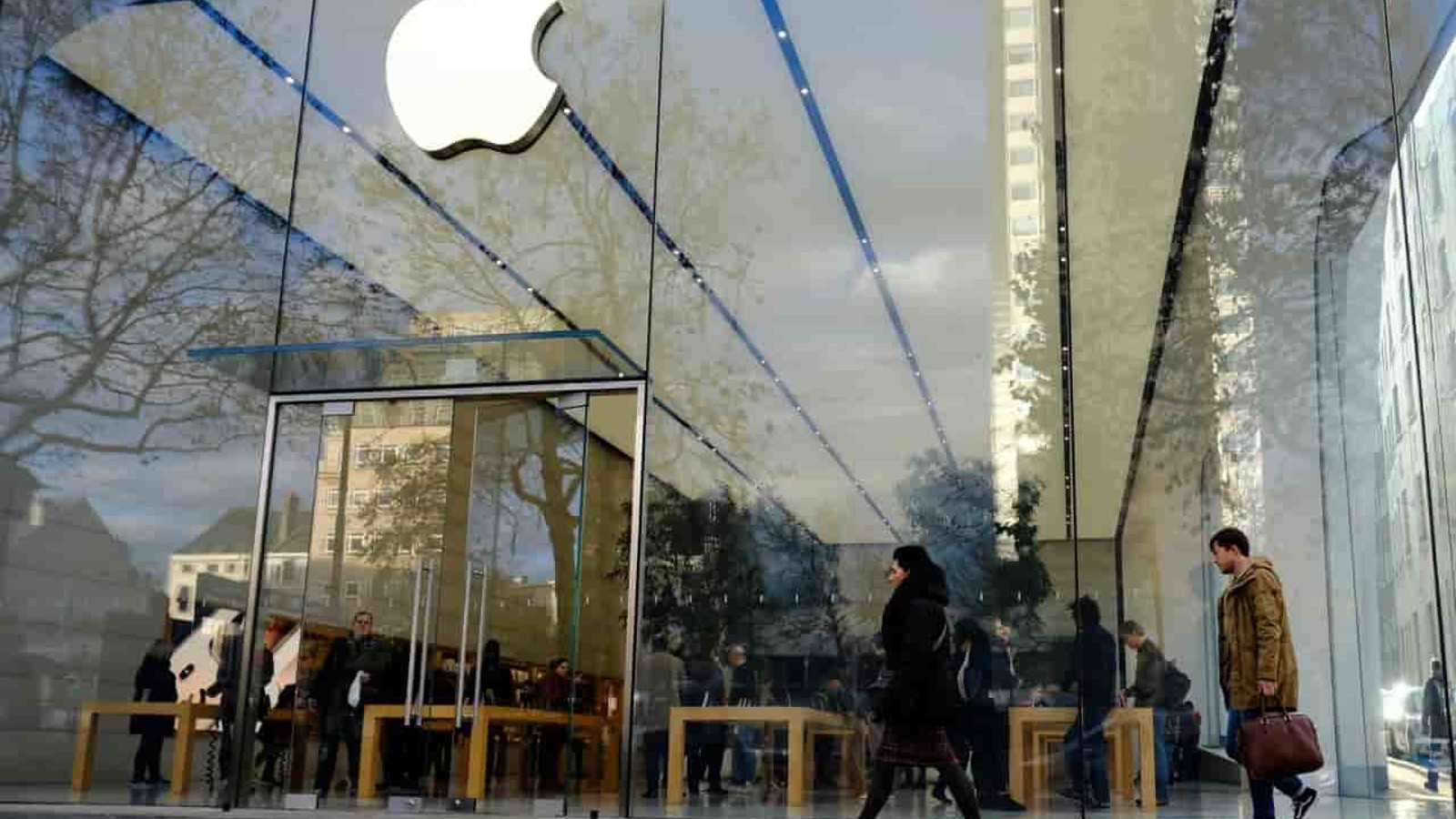 Trading expert sets date when Apple stock will crash to $245